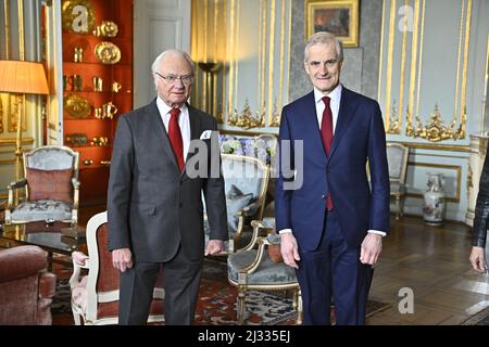 STOCKHOLM 20220405 le roi Carl Gustaf tient un public pour le Premier ministre norvégien Jonas Gahr Støre au château de Stockholm. Photo: Claudio Bresciani / TT / Code 10090 Banque D'Images