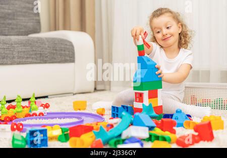 L'enfant joue avec le concepteur. Banque D'Images