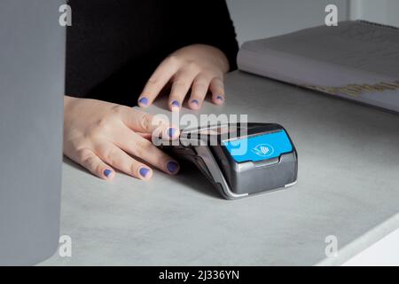 Payez avec votre carte. Paiement avec dataphone. Banque D'Images