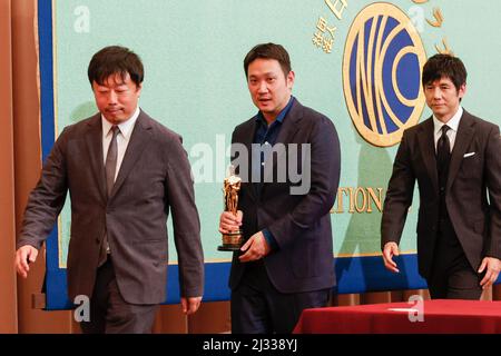 5 avril 2022, Tokyo, Japon : (de gauche à droite) le producteur Teruhisa Yamamoto, le directeur Ryusuke Hamaguchi et l'acteur Hidetoshi Nishijima quittent une conférence de presse au Japan National Press Club à Tokyo. Le film de Hamaguchi, « Drive My car », a remporté le meilleur long métrage international lors des US Academy Awards 94th à Los Angeles. (Image de crédit: © Rodrigo Reyes Marin/ZUMA Press Wire) Banque D'Images