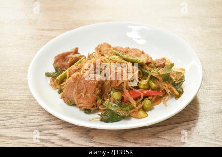 Nouilles en verre sautées épicées avec bambou mariné et mélange de légumes couple de porc cuisine thaïlandaise de style nord appelée Pad Hor sur l'assiette Banque D'Images