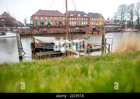 Hooksiel, Allemagne. 05th avril 2022. Les bateaux de pêche et les voiliers sont amarrés dans le vieux port de la ville côtière par temps pluvieux. Credit: Hauke-Christian Dittrich/dpa/Alay Live News Banque D'Images