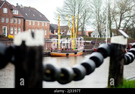 Hooksiel, Allemagne. 05th avril 2022. Un bateau de pêche est amarré dans le vieux port de la ville côtière par temps pluvieux. Credit: Hauke-Christian Dittrich/dpa/Alay Live News Banque D'Images