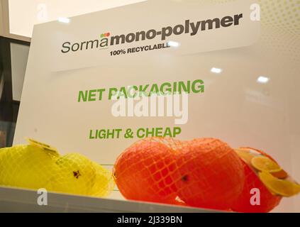 Berlin, Allemagne. 05th avril 2022. Les modèles de citrons et d'oranges se trouvent dans un filet dans une vitrine. « 100% recyclable » est inscrit sur le signe de la société Sorma Group, qui présente son emballage écologique au salon fruit Logistica. Credit: Annette Riedl/dpa/Alay Live News Banque D'Images