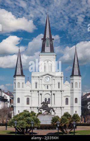 Quartier français, la Nouvelle Orléans, Louisiane. Basilique Saint Louis et statue d'Andrew Jackson, Jackson Square. Banque D'Images
