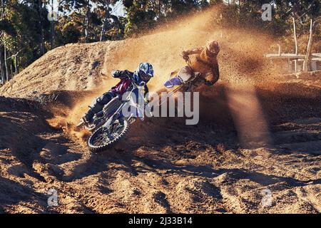 Il est temps d'extraire cette piste. Photo d'un motocross à la poursuite du concurrent en premier lieu. Banque D'Images