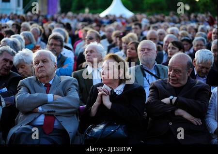 Vienne, Autriche. 08 mai 2015. (De gauche à droite) Rudolf Edlinger (né le 20 février 1940 à Vienne jusqu'au 21 août 2021) était un politicien autrichien (SPÖ), Käthe Sasso (né le 1926 à Vienne) combattant de la résistance autrichienne, survivant du régime nazi et Rudolf Gelbard (4 décembre 1930 à Vienne – 24 octobre 2018) Était un survivant autrichien anti-fasciste et de l'Holocauste Banque D'Images