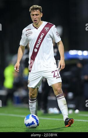 Salerno, Italie. 02nd avril 2022. Mergim Vojvoda de Torino FC pendant la série Un match entre les États-Unis Salernitana 1919 et Torino au Stadio Arechi, Salerno, Italie, le 2 avril 2022. Credit: Giuseppe Maffia/Alay Live News Banque D'Images