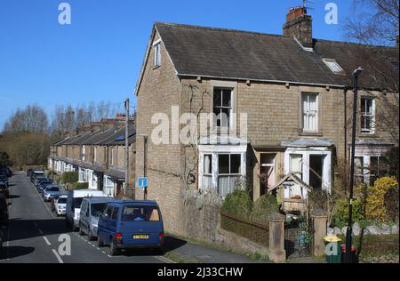 Brook Street, à la jonction avec Aldcliffe Road, Lancaster, Lancashire, Angleterre, montrant des voitures garées à l'extérieur de la rangée de maisons en pierre mitoyennes, mars 2022. Banque D'Images