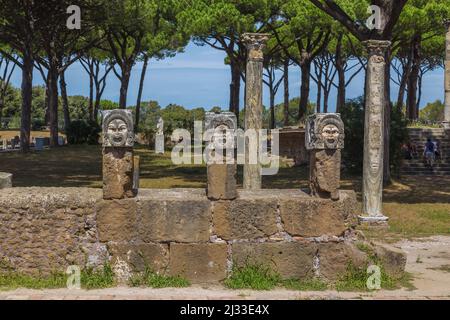 Rome, Ostia Antica, Anfiteatro, masques de théâtre, anciens ornements architecturaux du théâtre Banque D'Images