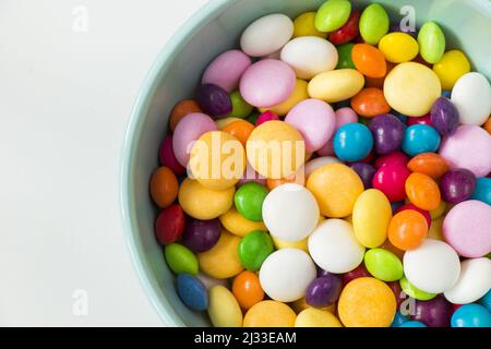 Un gros plan de bonbons colorés dans le bol Banque D'Images