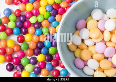 Un gros plan de bonbons colorés dans le bol Banque D'Images