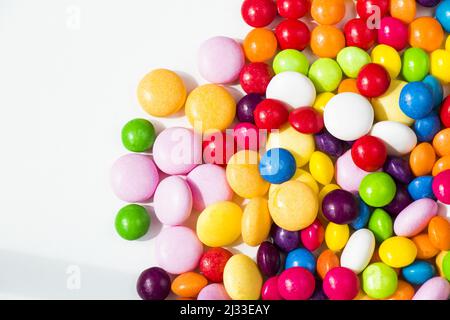 Un gros plan de bonbons colorés dans le bol Banque D'Images