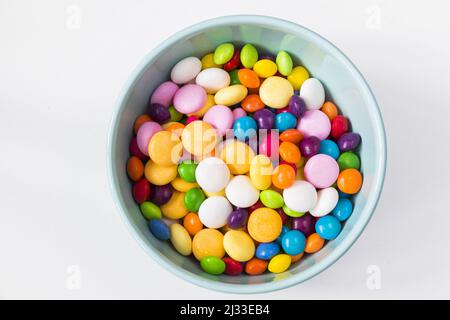 Un gros plan de bonbons colorés dans le bol Banque D'Images