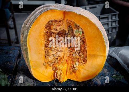 Citrouille coupée en deux sur un marché agricole Banque D'Images