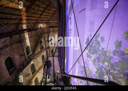 05 avril 2022, Saxe, Leipzig: Un membre du personnel descend un escalier à côté du panorama nnew de 32 mètres de haut 'New York 9/11' par l'artiste Asisi. Le projet anti-guerre rappelle les attaques du 11 septembre avec leurs effets globaux et profonds sur notre présent. Le panorama de 3200 mètres carrés montre la scène au World Trade Center le matin du 11 septembre 2001 à 08:41, cinq minutes avant les attaques. Avec la connaissance des catastrophes qui ont suivi, ce point de départ au milieu de l'agitation matinale de Manhattan devient un instantané apparemment utopique. Le spectacle sera Banque D'Images