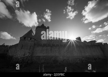 Carcassonne Citadelle médiévale North Side Towers vue sur une journée ensoleillée en noir et blanc Banque D'Images