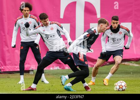 Munich, Allemagne. 5th avril 2022. Les joueurs du Bayern Munich assistent à une session de formation à Munich, Allemagne, le 5 avril 2022. Bayern Munich d'Allemagne jouera contre Villarreal CF d'Espagne dans un quart de finale de la Ligue des champions de l'UEFA première jambe match dans le Vila-Real d'Espagne le 6 avril. Credit: Philippe Ruiz/Xinhua/Alay Live News Banque D'Images