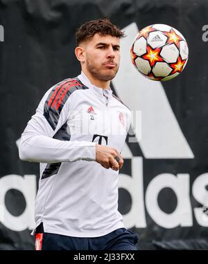 Munich, Allemagne. 5th avril 2022. Lucas Hernandez du Bayern Munich assiste à une session de formation à Munich, Allemagne, le 5 avril 2022. Bayern Munich d'Allemagne jouera contre Villarreal CF d'Espagne dans un quart de finale de la Ligue des champions de l'UEFA première jambe match dans le Vila-Real d'Espagne le 6 avril. Credit: Philippe Ruiz/Xinhua/Alay Live News Banque D'Images