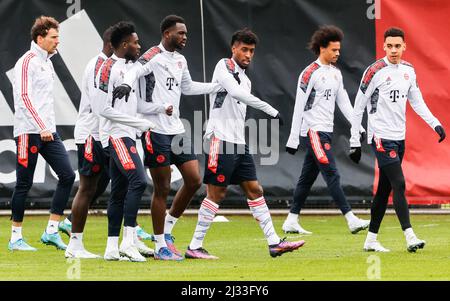 Munich, Allemagne. 5th avril 2022. Les joueurs du Bayern Munich assistent à une session de formation à Munich, Allemagne, le 5 avril 2022. Bayern Munich d'Allemagne jouera contre Villarreal CF d'Espagne dans un quart de finale de la Ligue des champions de l'UEFA première jambe match dans le Vila-Real d'Espagne le 6 avril. Credit: Philippe Ruiz/Xinhua/Alay Live News Banque D'Images