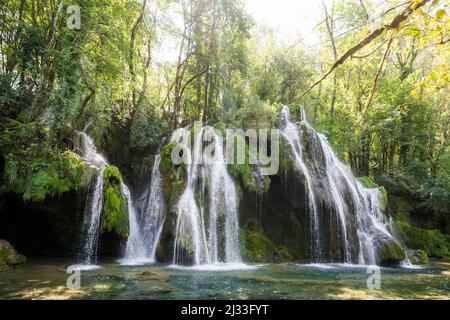 Terrasses de travertin, Cascade des Tufs, Arbois, Jura, Bourgogne-Franche-Comté, Région du Jura, France Banque D'Images