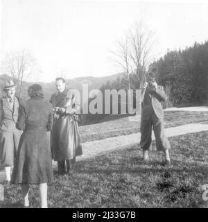 Spasiergang et Teehans. Albums photo d'EVA Braun, env. 1913 - env. 1944. Ces albums sont attribués à Eva Braun (quatre sont revendiqués par son amie Herta Schneider, née Ostermeyer) et documentent sa vie de ca. 1913 à 1944. Il y a de nombreuses photos d'Eva, de ses sœurs et de leurs enfants, d'Herta Schneider et de ses enfants, ainsi que des photos des vacances d'Eva, des membres de sa famille et des amis. On y trouve également des photographies prises par et d'Eva Braun au chalet hitlérien Berghof (ou Kehlstein), des photographies d'Hitler et de son entourage, des visiteurs de Berghof et du paysage autour de Berchtesgaden, et d'autres Banque D'Images