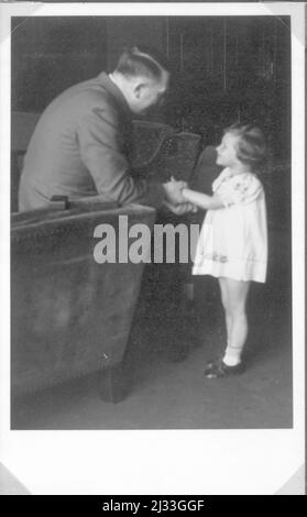 In der Halle 1942. Albums photo d'EVA Braun, env. 1913 - env. 1944. Ces albums sont attribués à Eva Braun (quatre sont revendiqués par son amie Herta Schneider, née Ostermeyer) et documentent sa vie de ca. 1913 à 1944. Il y a de nombreuses photos d'Eva, de ses sœurs et de leurs enfants, d'Herta Schneider et de ses enfants, ainsi que des photos des vacances d'Eva, des membres de sa famille et des amis. On y trouve également des photographies prises par et d'Eva Braun au chalet hitlérien Berghof (ou Kehlstein), des photographies d'Hitler et de son entourage, des visiteurs de Berghof et du paysage autour de Berchtesgaden, et quelques clous Banque D'Images