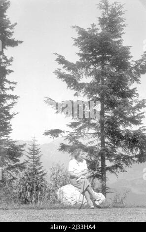 Albums photo d'EVA Braun, env. 1913 - env. 1944. Ces albums sont attribués à Eva Braun (quatre sont revendiqués par son amie Herta Schneider, née Ostermeyer) et documentent sa vie de ca. 1913 à 1944. Il y a de nombreuses photos d'Eva, de ses sœurs et de leurs enfants, d'Herta Schneider et de ses enfants, ainsi que des photos des vacances d'Eva, des membres de sa famille et des amis. On y trouve également des photographies prises par et d'Eva Braun au chalet hitlérien Berghof (ou Kehlstein), des photographies d'Hitler et de son entourage, des visiteurs de Berghof et du paysage autour de Berchtesgaden, ainsi que quelques portraits d'Eva en studio Banque D'Images