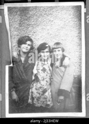 Gretl und ilse Frenndimen. Albums photo d'EVA Braun, env. 1913 - env. 1944. Ces albums sont attribués à Eva Braun (quatre sont revendiqués par son amie Herta Schneider, née Ostermeyer) et documentent sa vie de ca. 1913 à 1944. Il y a de nombreuses photos d'Eva, de ses sœurs et de leurs enfants, d'Herta Schneider et de ses enfants, ainsi que des photos des vacances d'Eva, des membres de sa famille et des amis. On y trouve également des photographies prises par et d'Eva Braun au chalet hitlérien Berghof (ou Kehlstein), des photographies d'Hitler et de son entourage, des visiteurs de Berghof et du paysage autour de Berchtesgaden, et s. Banque D'Images