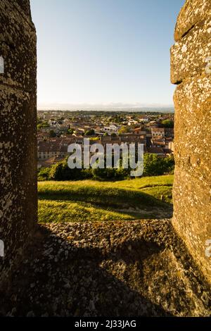 Vue sur la ville de Carcassonne en France depuis ses remparts de la Citadelle médiévale (Cité Médiévale) Banque D'Images