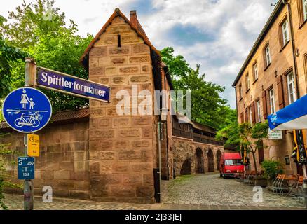 Grande vue sur la route Spittlertormauer avec son panneau de rue et les célèbres remparts médiévaux de la forteresse, partie de l'historique... Banque D'Images