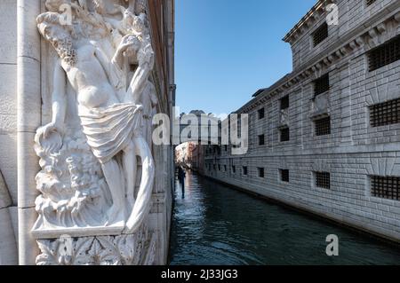 Le Pont des Soupirs et la prison, en premier plan l'ivresse de la sculpture de Noé, le Palais des Doges, San Marco, Venise, Vénétie, Italie, Europe Banque D'Images