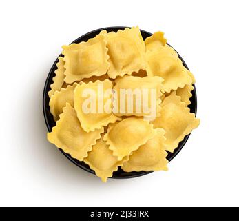 Ravioli pâtes isolées sur fond blanc, vue du dessus Banque D'Images