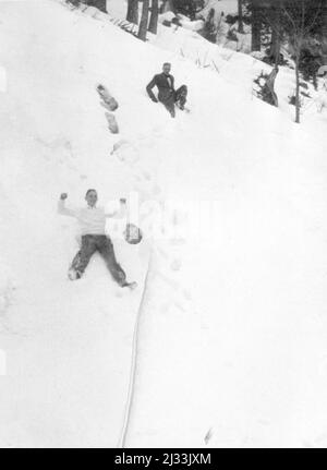 Albums photo d'EVA Braun, env. 1913 - env. 1944. Ces albums sont attribués à Eva Braun (quatre sont revendiqués par son amie Herta Schneider, née Ostermeyer) et documentent sa vie de ca. 1913 à 1944. Il y a de nombreuses photos d'Eva, de ses sœurs et de leurs enfants, d'Herta Schneider et de ses enfants, ainsi que des photos des vacances d'Eva, des membres de sa famille et des amis. On y trouve également des photographies prises par et d'Eva Braun au chalet hitlérien Berghof (ou Kehlstein), des photographies d'Hitler et de son entourage, des visiteurs de Berghof et du paysage autour de Berchtesgaden, ainsi que quelques portraits d'Eva en studio Banque D'Images