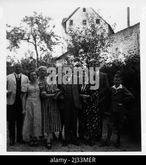 Pfinsgten Beilngries, 1936 - Dimanche de la Pentacôte à Beilgries, 1936, Beilingries, Allemagne. Albums photo d'EVA Braun, env. 1913 - env. 1944. Ces albums sont attribués à Eva Braun (quatre sont revendiqués par son amie Herta Schneider, née Ostermeyer) et documentent sa vie de ca. 1913 à 1944. Il y a de nombreuses photos d'Eva, de ses sœurs et de leurs enfants, d'Herta Schneider et de ses enfants, ainsi que des photos des vacances d'Eva, des membres de sa famille et des amis. On y trouve également des photographies prises par et d'Eva Braun au chalet hitlérien Berghof (ou Kehlstein), des photographies d'Hitler et de son entourage, v Banque D'Images