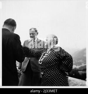 Albums photo d'EVA Braun, env. 1913 - env. 1944. Ces albums sont attribués à Eva Braun (quatre sont revendiqués par son amie Herta Schneider, née Ostermeyer) et documentent sa vie de ca. 1913 à 1944. Il y a de nombreuses photos d'Eva, de ses sœurs et de leurs enfants, d'Herta Schneider et de ses enfants, ainsi que des photos des vacances d'Eva, des membres de sa famille et des amis. On y trouve également des photographies prises par et d'Eva Braun au chalet hitlérien Berghof (ou Kehlstein), des photographies d'Hitler et de son entourage, des visiteurs de Berghof et du paysage autour de Berchtesgaden, ainsi que quelques portraits d'Eva en studio Banque D'Images