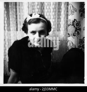 Bateaux 10 Uhr, daheim - après 10 heures à la maison . Albums photo d'EVA Braun, env. 1913 - env. 1944. Ces albums sont attribués à Eva Braun (quatre sont revendiqués par son amie Herta Schneider, née Ostermeyer) et documentent sa vie de ca. 1913 à 1944. Il y a de nombreuses photos d'Eva, de ses sœurs et de leurs enfants, d'Herta Schneider et de ses enfants, ainsi que des photos des vacances d'Eva, des membres de sa famille et des amis. On y trouve également des photographies prises par et d'Eva Braun au chalet hitlérien Berghof (ou Kehlstein), des photographies d'Hitler et de son entourage, des visiteurs de Berghof et du paysage A. Banque D'Images