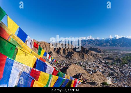 Panorama de la colline de Tsenmo au-dessus de Leh et de la vallée de l'Indus au parc national de Hemis avec Stok Kangri, 6153m, Ladakh, Jammu et Cachemire, Inde, Asie Banque D'Images