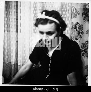 Bateaux 10 Uhr, daheim - après 10 heures à la maison . Albums photo d'EVA Braun, env. 1913 - env. 1944. Ces albums sont attribués à Eva Braun (quatre sont revendiqués par son amie Herta Schneider, née Ostermeyer) et documentent sa vie de ca. 1913 à 1944. Il y a de nombreuses photos d'Eva, de ses sœurs et de leurs enfants, d'Herta Schneider et de ses enfants, ainsi que des photos des vacances d'Eva, des membres de sa famille et des amis. On y trouve également des photographies prises par et d'Eva Braun au chalet hitlérien Berghof (ou Kehlstein), des photographies d'Hitler et de son entourage, des visiteurs de Berghof et du paysage A. Banque D'Images