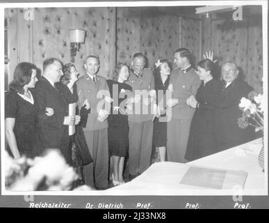 Reichleiter Bormann, Dr. Dietrich, Prof c. Hasselbach, Prof. Brandt, Prof. Hoffmann. Albums photo d'EVA Braun, env. 1913 - env. 1944. Ces albums sont attribués à Eva Braun (quatre sont revendiqués par son amie Herta Schneider, née Ostermeyer) et documentent sa vie de ca. 1913 à 1944. Il y a de nombreuses photos d'Eva, de ses sœurs et de leurs enfants, d'Herta Schneider et de ses enfants, ainsi que des photos des vacances d'Eva, des membres de sa famille et des amis. Sont également inclus des photographies prises par et d'Eva Braun au chalet hitlérien Berghof (ou Kehlstein), des photographies d'Hitler et de son entourage, visite Banque D'Images