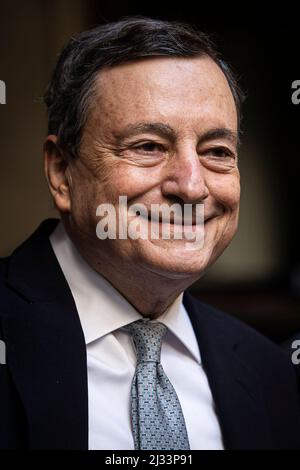 Turin, Italie. 05 avril 2022. Le Premier ministre italien Mario Draghi sourit lors de sa visite à Turin où il signa le soi-disant « Patto per Torino ». La municipalité de Turin recevra du gouvernement italien plus d'un milliard d'euros sur 20 ans. Credit: Nicolò Campo/Alay Live News Banque D'Images