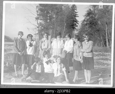 Sparatabaechen Prufung in gehen. Herta, ich. Albums photo d'EVA Braun, env. 1913 - env. 1944. Ces albums sont attribués à Eva Braun (quatre sont revendiqués par son amie Herta Schneider, née Ostermeyer) et documentent sa vie de ca. 1913 à 1944. Il y a de nombreuses photos d'Eva, de ses sœurs et de leurs enfants, d'Herta Schneider et de ses enfants, ainsi que des photos des vacances d'Eva, des membres de sa famille et des amis. On y trouve également des photographies prises par et d'Eva Braun au chalet hitlérien Berghof (ou Kehlstein), des photographies d'Hitler et de son entourage, des visiteurs de Berghof et du paysage autour de Ber Banque D'Images