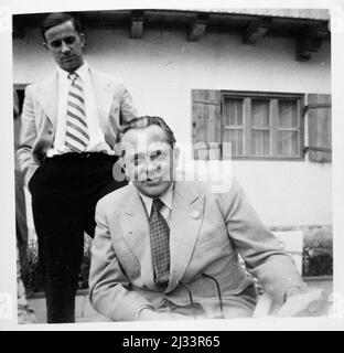 Albums photo d'EVA Braun, env. 1913 - env. 1944. Ces albums sont attribués à Eva Braun (quatre sont revendiqués par son amie Herta Schneider, née Ostermeyer) et documentent sa vie de ca. 1913 à 1944. Il y a de nombreuses photos d'Eva, de ses sœurs et de leurs enfants, d'Herta Schneider et de ses enfants, ainsi que des photos des vacances d'Eva, des membres de sa famille et des amis. On y trouve également des photographies prises par et d'Eva Braun au chalet hitlérien Berghof (ou Kehlstein), des photographies d'Hitler et de son entourage, des visiteurs de Berghof et du paysage autour de Berchtesgaden, ainsi que quelques portraits d'Eva en studio Banque D'Images