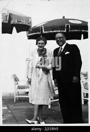 Albums photo d'EVA Braun, env. 1913 - env. 1944. Ces albums sont attribués à Eva Braun (quatre sont revendiqués par son amie Herta Schneider, née Ostermeyer) et documentent sa vie de ca. 1913 à 1944. Il y a de nombreuses photos d'Eva, de ses sœurs et de leurs enfants, d'Herta Schneider et de ses enfants, ainsi que des photos des vacances d'Eva, des membres de sa famille et des amis. On y trouve également des photographies prises par et d'Eva Braun au chalet hitlérien Berghof (ou Kehlstein), des photographies d'Hitler et de son entourage, des visiteurs de Berghof et du paysage autour de Berchtesgaden, ainsi que quelques portraits d'Eva en studio Banque D'Images