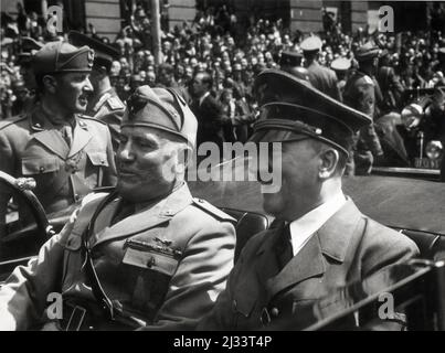 Adolf Hitler et Benito Mussolini à Munich, Allemagne albums photo d'Eva Braun, ca. 1913 - env. 1944. Ces albums sont attribués à Eva Braun (quatre sont revendiqués par son amie Herta Schneider, née Ostermeyer) et documentent sa vie de ca. 1913 à 1944. Il y a de nombreuses photos d'Eva, de ses sœurs et de leurs enfants, d'Herta Schneider et de ses enfants, ainsi que des photos des vacances d'Eva, des membres de sa famille et des amis. On y trouve également des photographies prises par et d'Eva Braun au chalet hitlérien Berghof (ou Kehlstein), des photographies d'Hitler et de son entourage, des visiteurs de Berghof et du paysage A. Banque D'Images