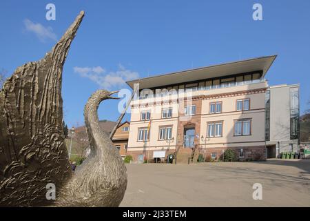 Hôtel de ville avec sculpture Firebird Phoenix montant des cendres, Klaus Olenik, 2016, à Sasbachwalden, Bade-Wurtemberg, Allemagne Banque D'Images