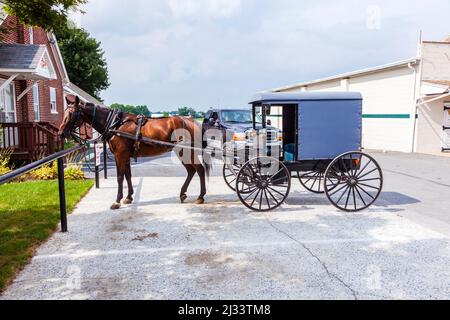 LANCASTER, États-Unis - 13 JUILLET 2010 : un chariot de traction de chevaux des parcs de personnes amish dans un parking à Lancaster, États-Unis. Banque D'Images