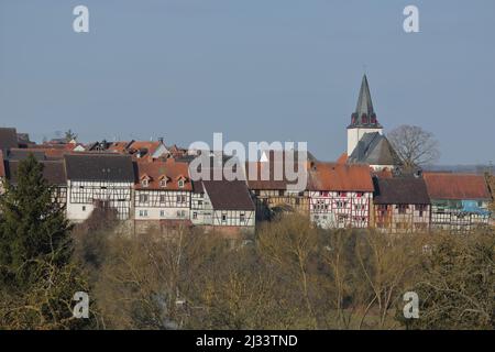 Façade de grange avec maisons à colombages et église à Walsdorf près d'Idstein im Taunus, Hesse, Allemagne Banque D'Images