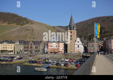 Vue de Bernkastel-Kues avec l'église Saint-Michel&#39;s, Rhénanie-Palatinat, Allemagne Banque D'Images