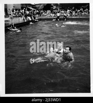 'Bad' Godesberg und die Scharfichter - Bad Godesberg et les meneurs (bourreaux), Bad Godesberg, Allemagne. Albums photo d'EVA Braun, env. 1913 - env. 1944. Ces albums sont attribués à Eva Braun (quatre sont revendiqués par son amie Herta Schneider, née Ostermeyer) et documentent sa vie de ca. 1913 à 1944. Il y a de nombreuses photos d'Eva, de ses sœurs et de leurs enfants, d'Herta Schneider et de ses enfants, ainsi que des photos des vacances d'Eva, des membres de sa famille et des amis. On y trouve également des photographies prises par et d'Eva Braun au chalet hitlérien Berghof (ou Kehlstein), des photographies de Hitl Banque D'Images